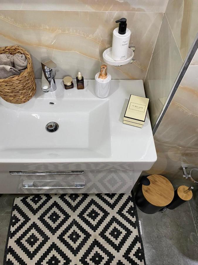 Qerret Boutique Studio Apartment โกเลม ภายนอก รูปภาพ